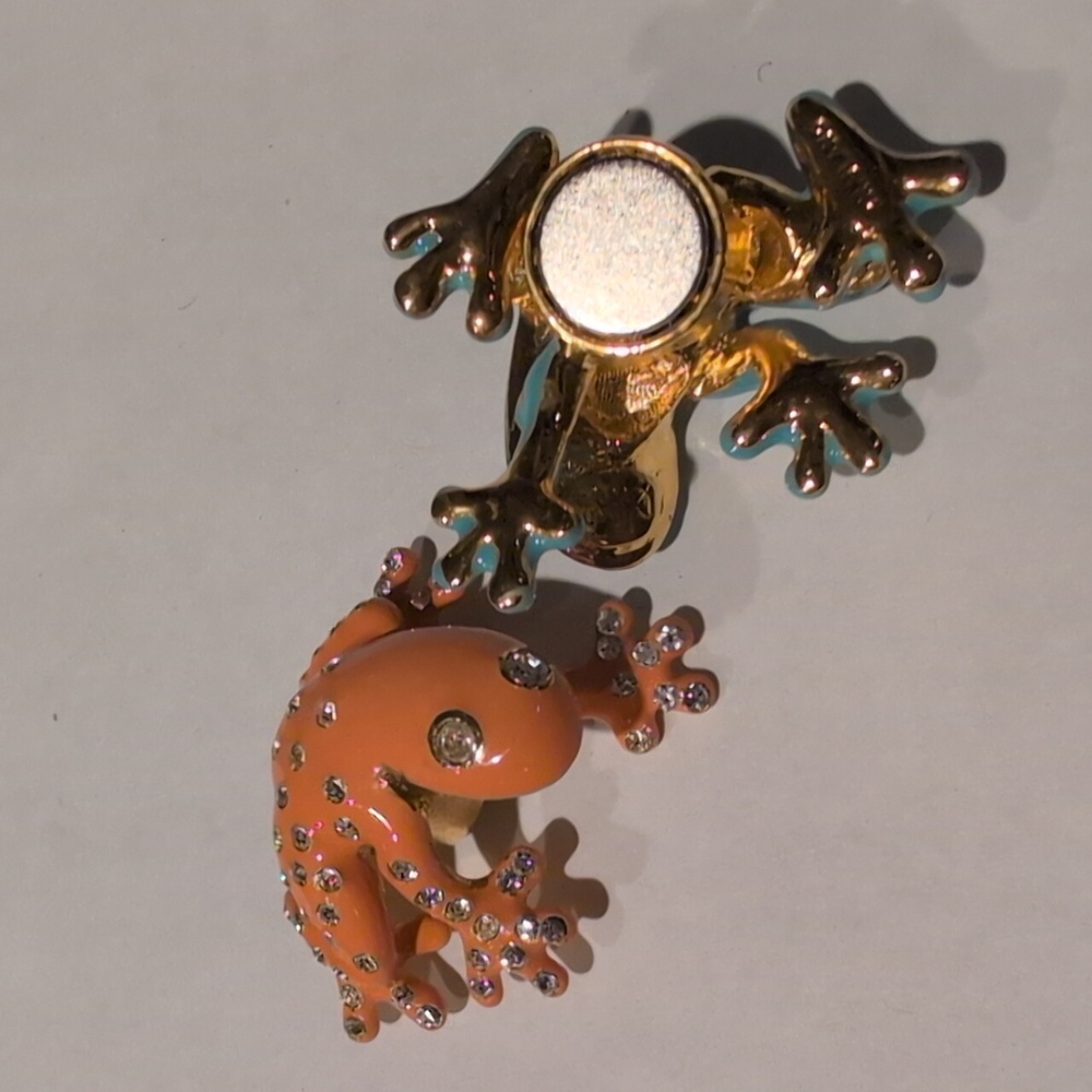Joan Rivers Magnetic Frog Brooch - Picture 11 of 12